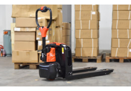 F4 electric pallet truck - light and agile, yet effective!