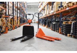 Electric or manual pallet truck - which to choose?